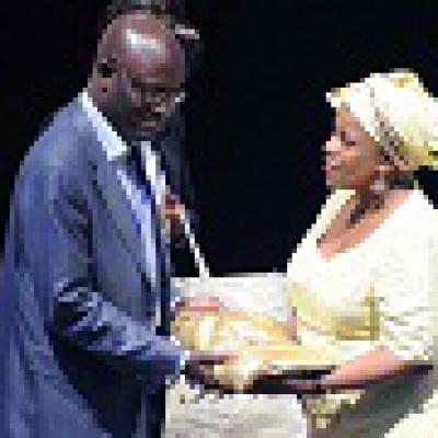 La Présidente Duduzile Myeni Remet Un Prsent Pour Le Prsident Sortant 